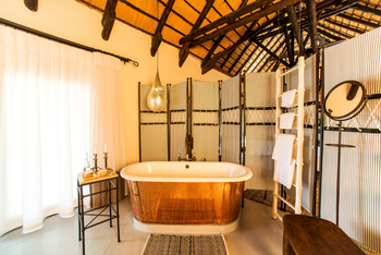 Villa Mushara: Kupferbeschlagene Wanne