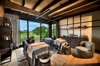 andBeyond Phinda Forest Lodge: Ruhiger Spa mit Massageliegen und Buschlandblick