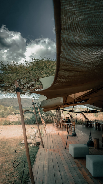 Asanja Moru: Hauptzelt auf Holzplattform