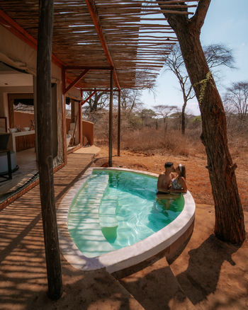 Asanja Ndembo: Gäste im Plunge Pool