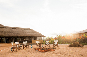 Farm House Valley Lodge: Feuerstelle mit Stühlen