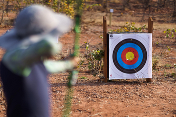 Fothergill Island: Bogenschießen