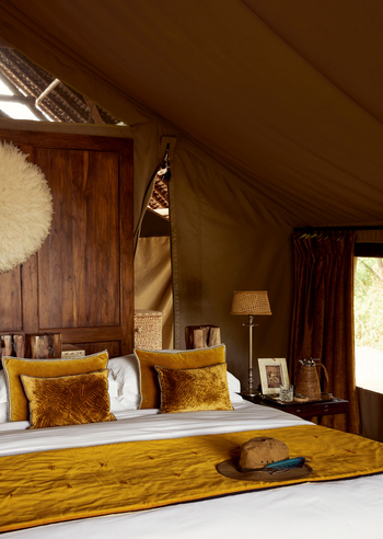 Laba Jongomero: Bett mit Nachttisch und Leselampe