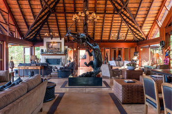 Mateya Safari Lodge: Weitläufiger Wohnbereich mit Kamin