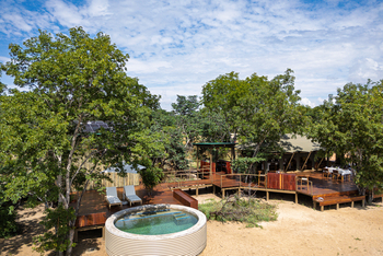 Muddy Teak Camp: Hauptbereich mit Pool