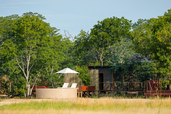 Muddy Teak Camp: Pool und Hauptzelt von vorne