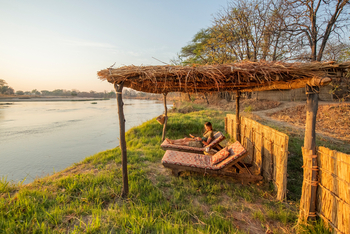 Mwaleshi Camp Mwaleshi Camp: Schattendach am Ufer