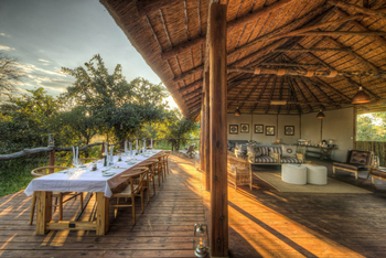 Nokanyana Camp: Außendeck und Lounge