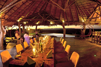 Rostock Ritz Desert Lodge: Langer Esstisch