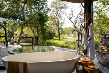 Singita Boulders Lodge: Freistehende Badewanne mit Naturholz-Details