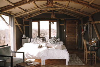 Teufelskrallen Lodge: Bett und Schreibtisch