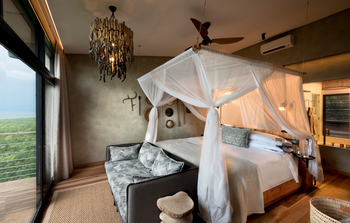 Bumi Hills Safari Lodge: Doppelbett und Couch