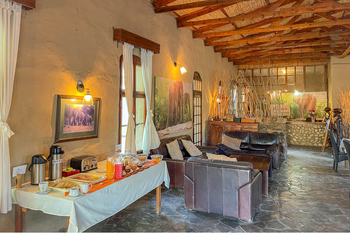 Fort Sesfontein Lodge: Safarilounge mit Ledersofas und Elefantenkunst