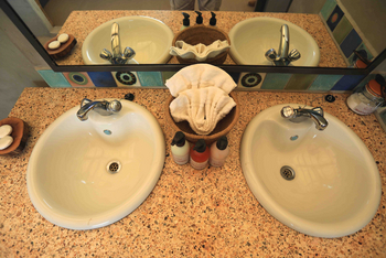 Kavinga Safari Camp: Doppelwaschtisch