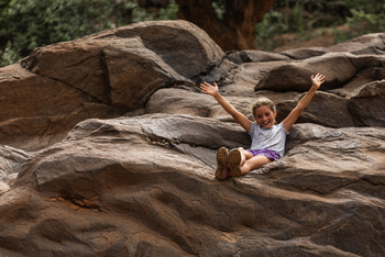 Kisima Ngeda Camp: Kind in den Felsen