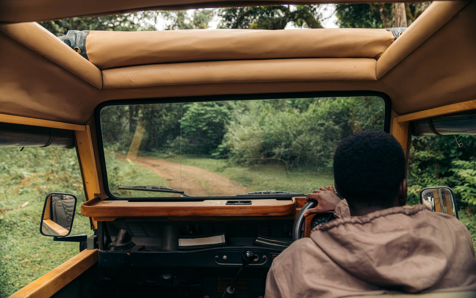 Koroi Forest Camp Koroi Forest Camp: Guide im Jeep am Steuer