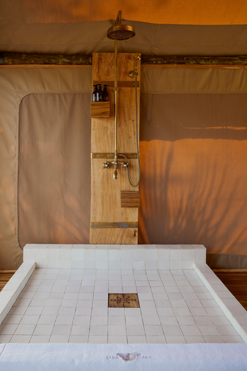 Laba Jongomero: Offene Regendusche