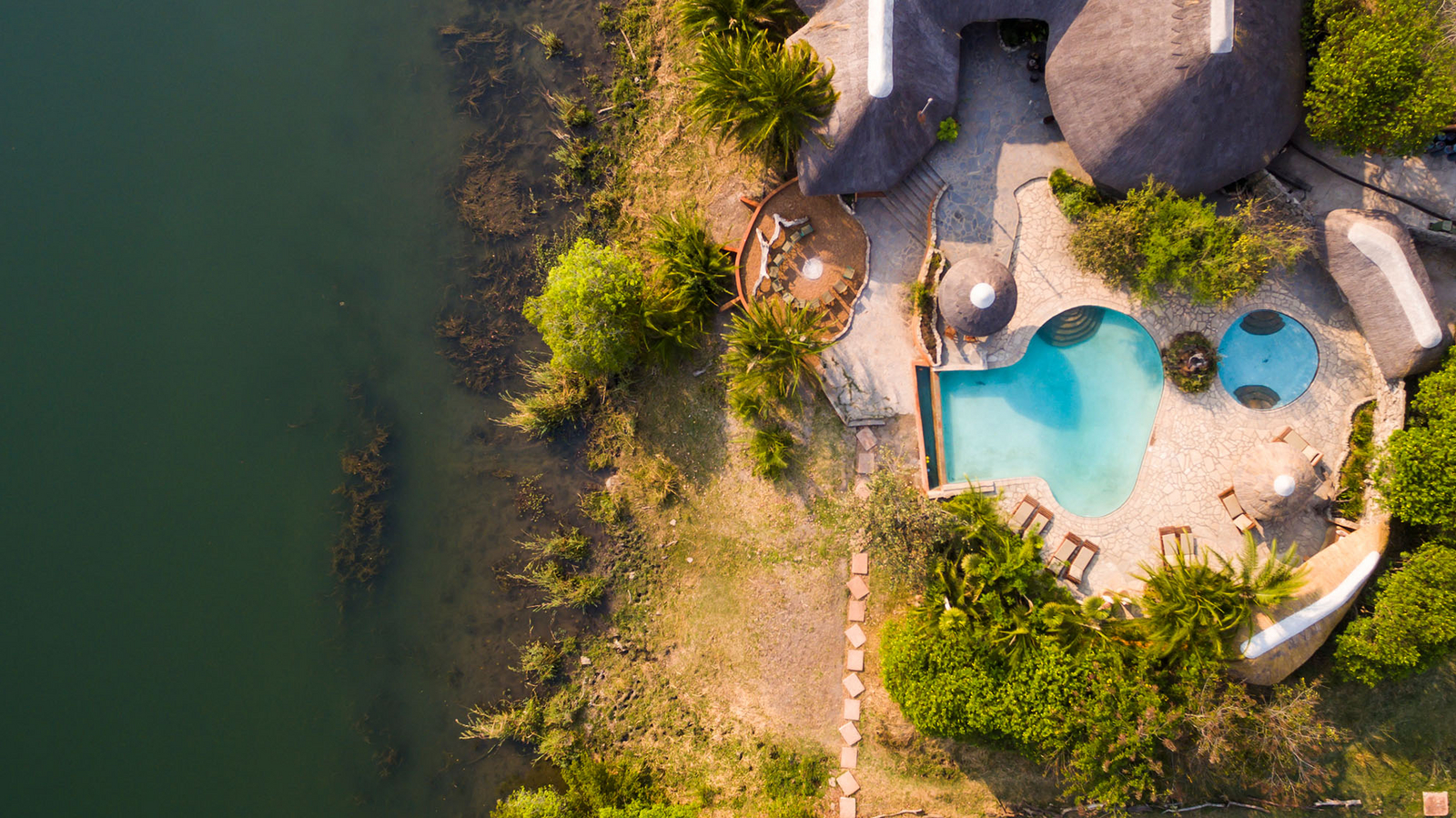 Mukambi Safari Lodge Mukambi Safari Lodge: Poolbereich von oben