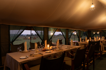 Nasikia Mobile Migration Camp: Dinner im Hauptzelt