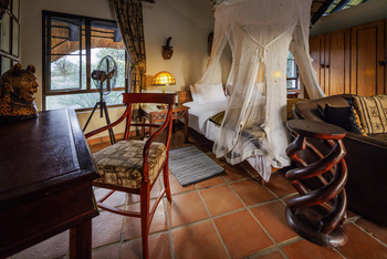 Ohorongo Lodge: Bett und Schreibtisch