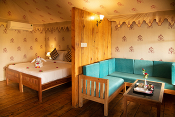 Om Vilas: Luxury Cottage - Bett und Lounge