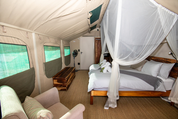 Ondjamba Hills: Bett mit Moskitonetz