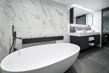 Scenic Eclipse II: Modernes Bad mit freistehender Badewanne