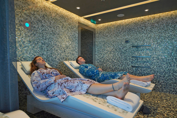 Scenic Eclipse II: Paar entspannt auf ergonomischen Spa-Liegen