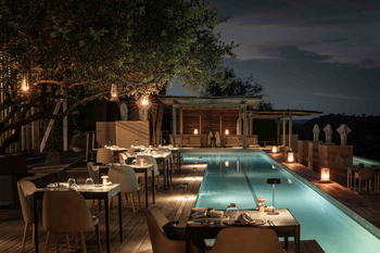 Singita Lebombo Lodge: Nächtliches Pooldeck-Dinner im Laternenlicht