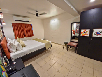 Tathastu Resort Tadoba: Bett und volkstümliche Vogeldarstellungen