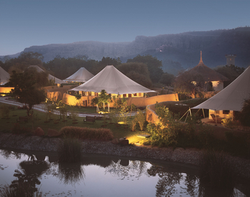The Oberoi Vanyavilas Wildlife Resort The Oberoi Vanyavilas Wildlife Resort: Luxuszeltanlage am Abend