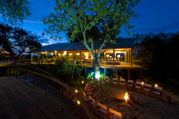 Toka Leya Camp Toka Leya Camp: Lagerfeuer mit Stuhlkreis