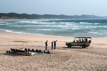andBeyond Phinda Zuka Lodge: Feierliche Strandbegrüßung am Safari-Fahrzeug