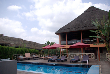 Five Volcanoes Boutique Hotel: Liegestühle am Pool