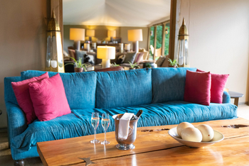 Governors' Il Moran Camp: Blaues Sofa