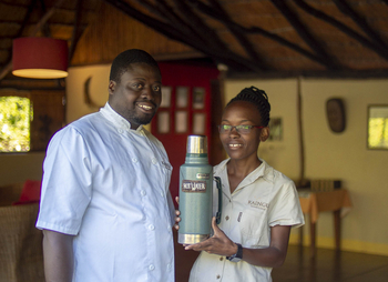 KaingU Safari Lodge: Koch Wina und Managerin Nyambanza
