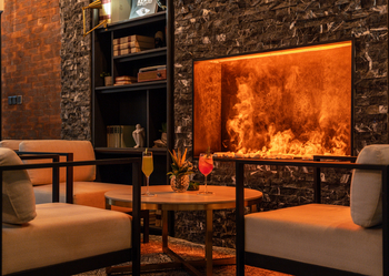 Kwetu Nairobi: Kamin und Lounge