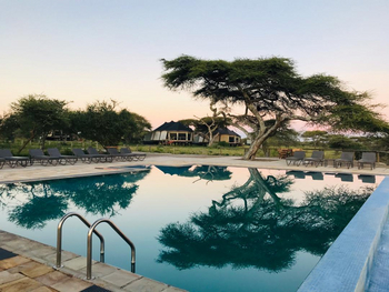 Masek Tented Lodge: Swimmingpool und Zentralbereich
