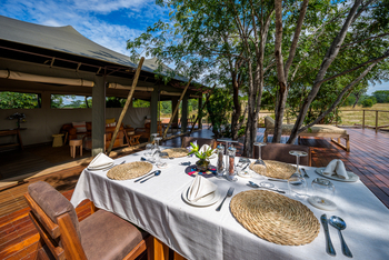 Muddy Teak Camp: Essbereich auf der Terrasse
