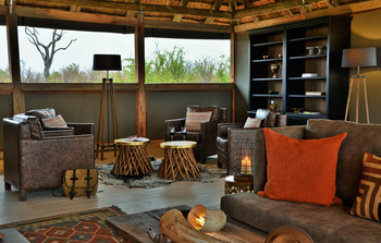 Nogatsaa Pans Chobe Lodge: Lounge