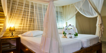 Okaukuejo Camp Okaukuejo Camp: Doppelbett mit Moskitonetz