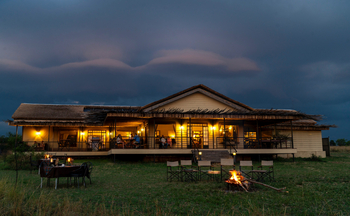 Serengeti Mara River Camp: Camp am Abend mit Feuerstelle