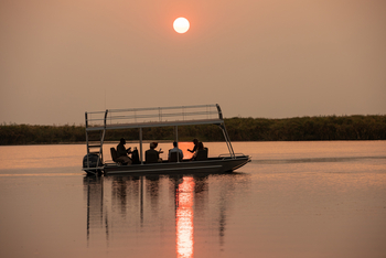 Sitatunga Private Island Camp: Boot bei Sonnenuntergang