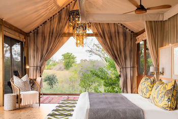 Tuludi Camp: Bett mit Deckenventilator