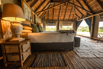 Valley Hideaway: Doppelbett und Nachttisch