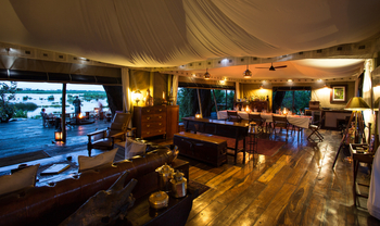 Zarafa Camp: Lounge und Esstisch