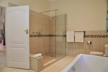 Batonka Guest Lodge: Pool View Room