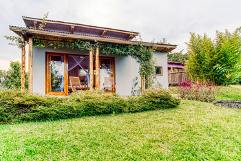 Chameleon Hill Forest Lodge: Gästeunterkunft hellblau