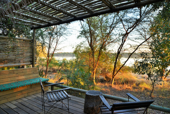 Chobe Bakwena Lodge Chobe Bakwena Lodge: Riverview Chalet - Balkon