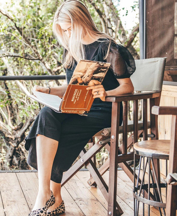 Chundukwa River Lodge: Gast mit Buch